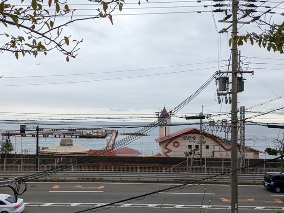 061044006-2.jpg